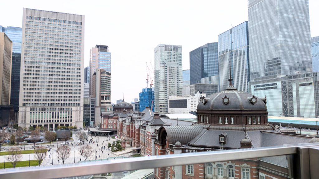 キャリア女性がいるオフィス街